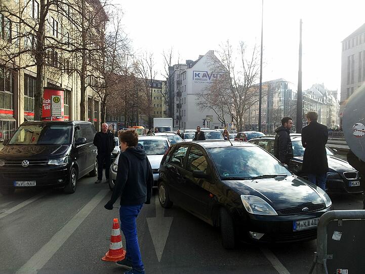 Entgeistert steigen die Autofahrer aus...
