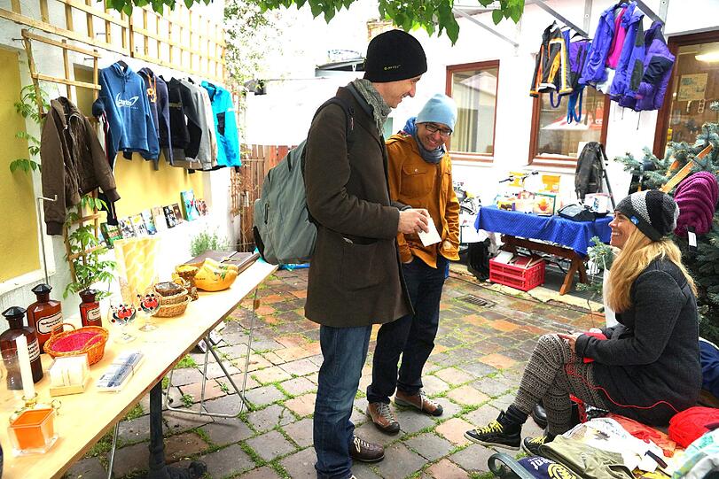 Am Vormittag blieb's zunächst trocken. Draußen saßen sie mit Wintermützen.