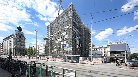 Der neue Königshof wächst stetig in die Höhe, eine wirklich markante Baustelle im Herzen der Stadt. Hier ein Bild aus dem Juli.