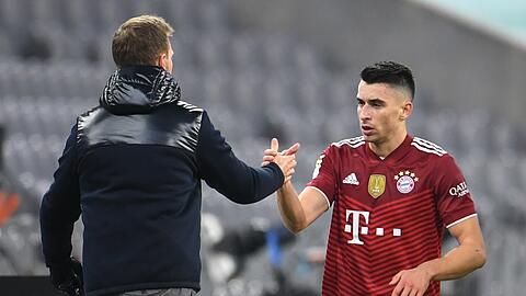 "Ich habe generell eine sehr gute Kommunikation mit ihm": Marc Roca (r.) über sein Verhältnis zu Bayern-Coach Julian Nagelsmann.