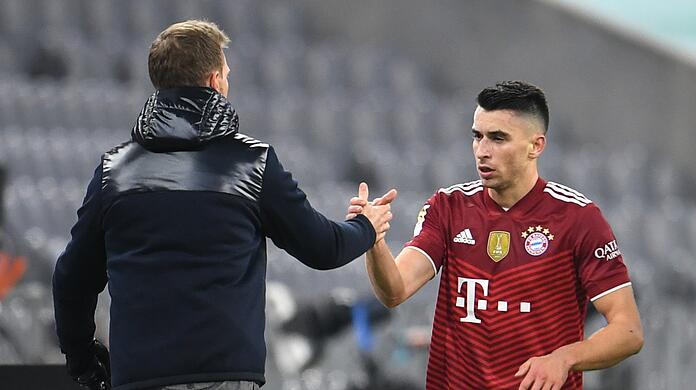 "Ich habe generell eine sehr gute Kommunikation mit ihm": Marc Roca (r.) über sein Verhältnis zu Bayern-Coach Julian Nagelsmann.