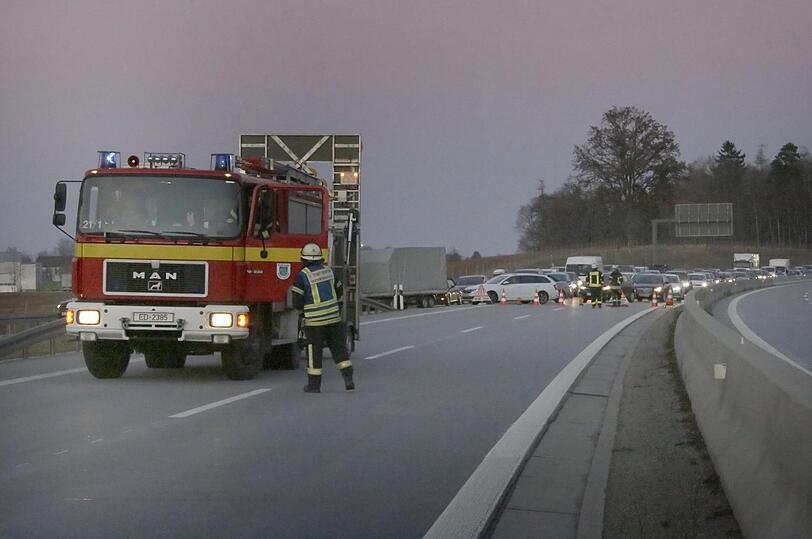 Die Feuerwehr Dorfen und die Autobahnmeisterei Ampfing mussten die  Fahrbahn in Richtung München für etwa zwei  Stunden komplett sperren.
