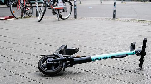 Umgekippte E-Roller mitten auf dem Geh- oder Fahrradweg können zu Unfällen führen.