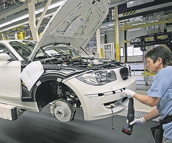 Deutsche Wertarbeit: Eine Arbeiterin montiert einen 1er BMW. Jetzt soll die Produktion drastisch gedrosselt werden. Foto: AP