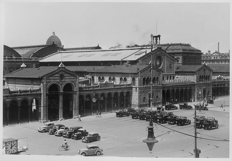 Der Hauptbahnhof 1937, der historische Bürklein-Bau wurde bereits um mehrere Flügelbahnhöfe erweitert.