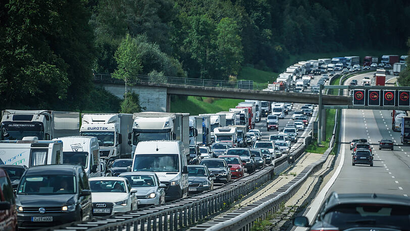 Stau auf der A8 bei Rosenheim. Die Autobahn deshalb zu verlassen, war am Wochenende erstmals untersagt.