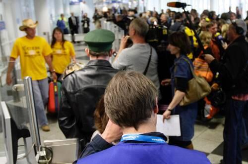 Mexiko-Urlauber kommen am Flughafen an.