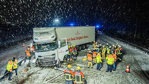 Aufgrund eines Unfalls auf schneebedeckter Fahrbahn wurde die A70 bei Schweinfurt gesperrt.