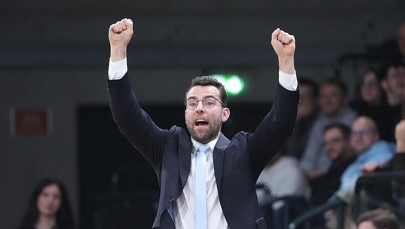 Hamburgs Trainer Benka Barloschky hat Grund zum Jubeln. (Archivbild)