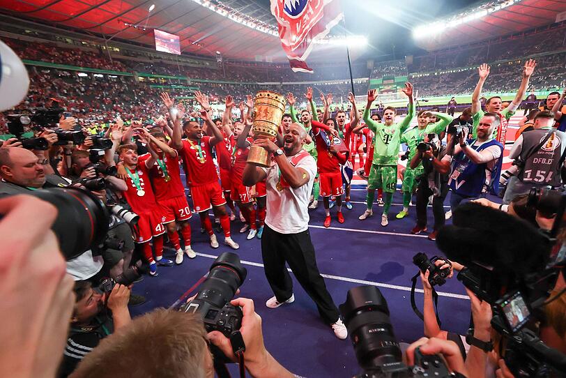 Lässt sich von den Fans des FC Bayern feiern: Trainer Vincent Kompany. Lässt sich von den Fans des FC Bayern feiern: Trainer Vincent Kompany.