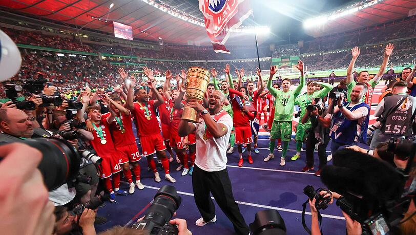 Lässt sich von den Fans des FC Bayern feiern: Trainer Vincent Kompany. Lässt sich von den Fans des FC Bayern feiern: Trainer Vincent Kompany.