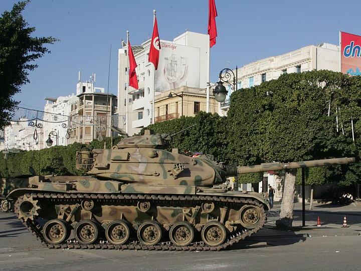 Tunis: Panzer fahren durch die tunesische Hauptstadt