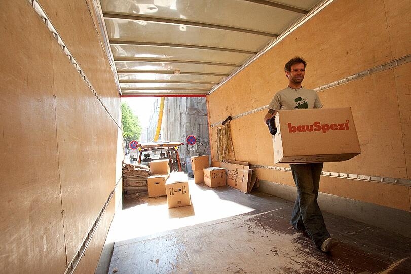 Ein Umzug ist mehr als nur das Schleppen von Kartons und Möbeln - zuvor kommt die Organisation und der Papierkram.