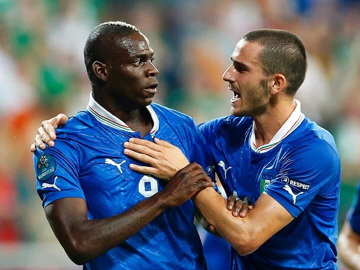 Mario Balotelli (L) und Leonardo Bonucci (R)