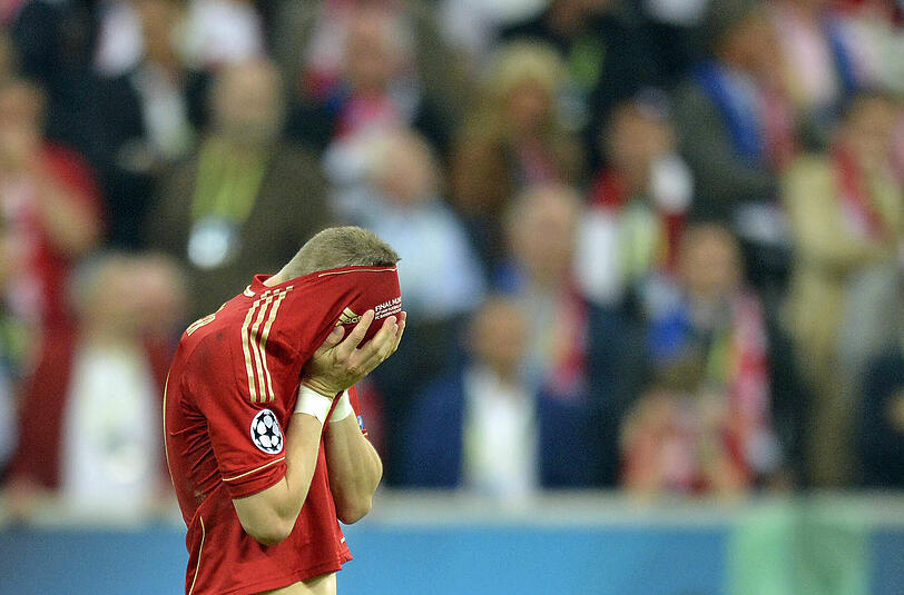 Bastian Schweinsteiger zieht sein Trikot über das Gesicht.