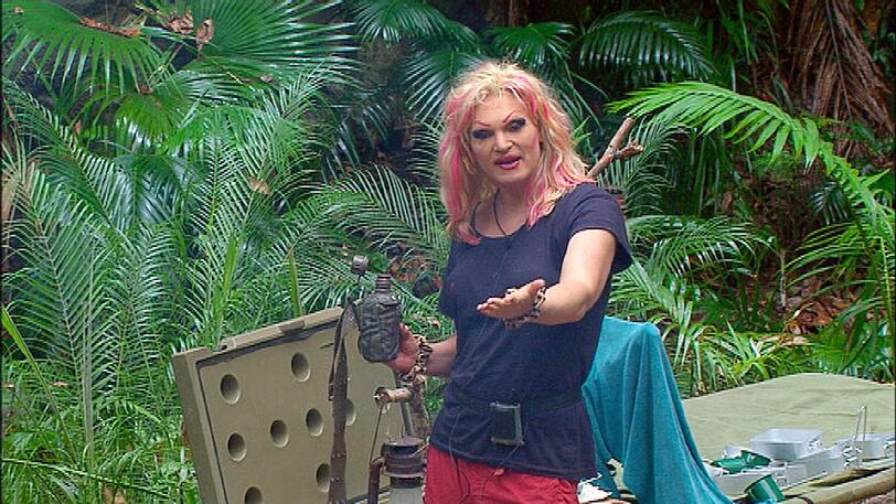 Joey: &bdquo;Achso. Jetzt mache ich Aufklärungsstunde, Leute. Die Olivia hat einen Penis und dabei bleibt es auch!&ldquo; Olivia spielt die Entsetzte: &bdquo;Jetzt hast du hier alles zerstört. Du glaubst doch wohl nicht, dass Patrick wusste, dass ich ein Penis habe. Der dachte ich bin eine richtige Frau!&ldquo; Joey: &bdquo;Patrick, du solltest Olivia öfters aufs Klo begleiten &ndash; ich hab&rsquo;s beim zweiten Mal bemerkt!&ldquo; Olivia: &bdquo;Ja, weil ich hier im Stehen pinkle, sonst setze ich mich immer.&ldquo; Claudelle: &bdquo;Ja, sonst wäre der Joey nie darauf gekommen.&ldquo; Joey muss lachen: &bdquo;Ja, sonst hätte ich heute noch gedacht &ndash; Tante Olivia!&ldquo;