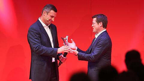Ex-Verteidigungsminister Karl-Theodor zu Guttenberg überreichte am Dienstag in Hamburg bei der Verleihung des "Sport Bild" Awards Vitali Klitschko den Award für das Lebenswerk.