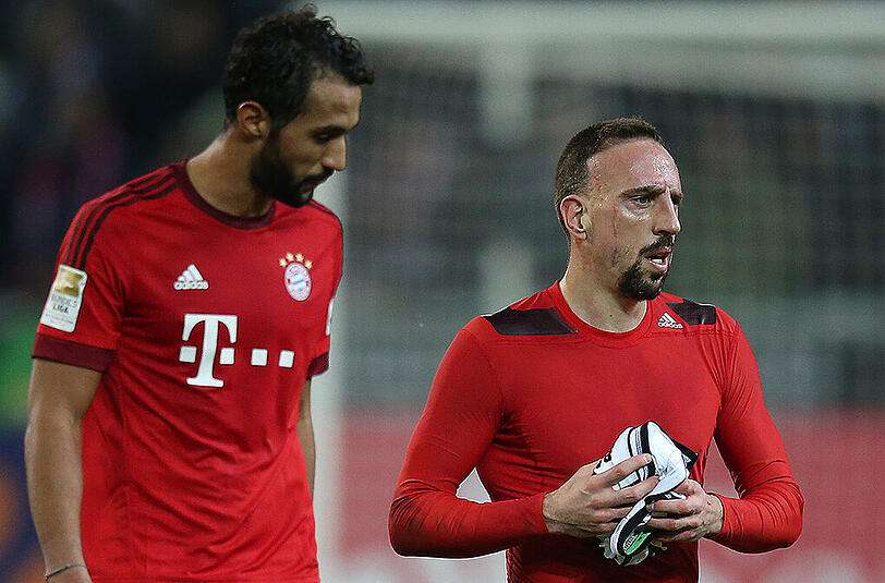 Liegen wegen Muskelverletzungen auf Eis: Die Bayern-Profis Medhi Benatia (links) und Franck Ribéry.