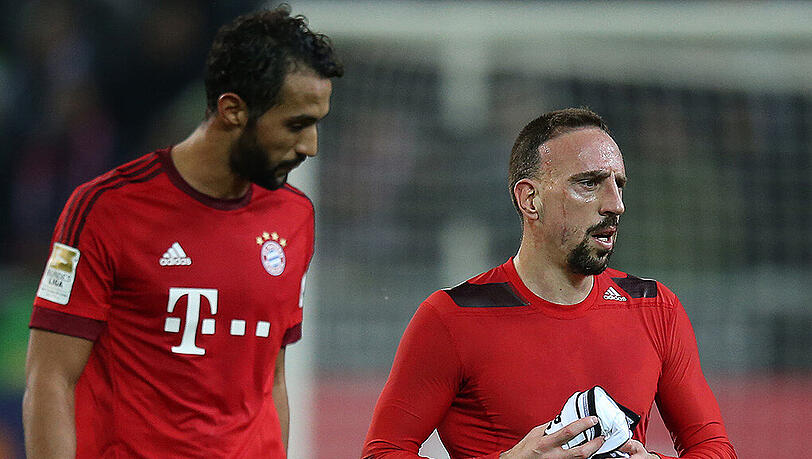 Liegen wegen Muskelverletzungen auf Eis: Die Bayern-Profis Medhi Benatia (links) und Franck Ribéry. Liegen wegen Muskelverletzungen auf Eis: Die Bayern-Profis Medhi Benatia (links) und Franck Ribéry.