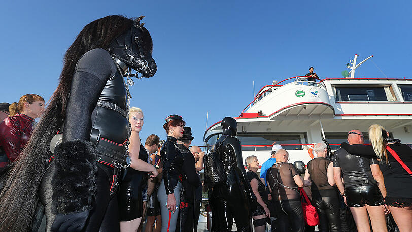 Das "Torture Ship" am Bodensee: Hier trafen sich am Samstag Hunderte Swinger-Fans zur frivolen Feierei. Die Bilder.