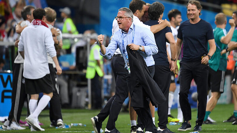 Emotional und provozierend: DFB-Büroleiter Georg Behlau jubelt nach dem Sieg-Tor zum 2:1 von Toni Kroos gegen Schweden.