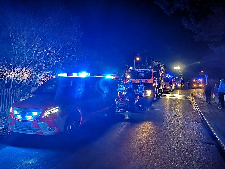 Bei einem Brand am Montagabend wurde eine Person verletzt. Die Freiwillige Feuerwehr Pullach rettete außerdem eine leblose Katze und half ihr ins Leben zurück.