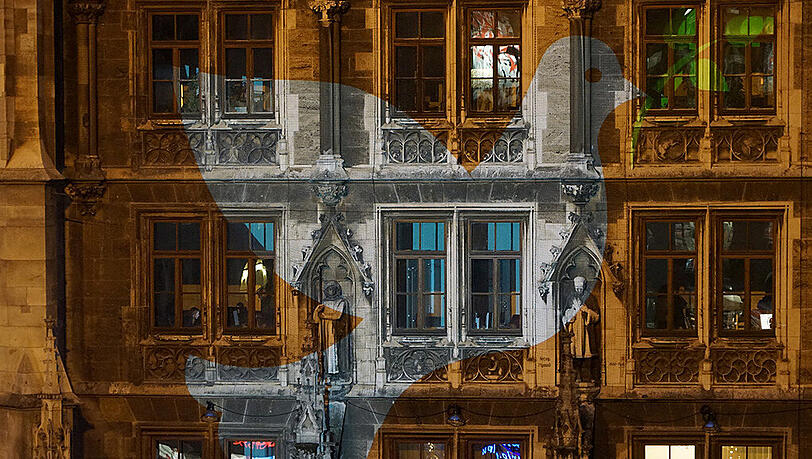 Die Friedentaube, die auf die Rathaus-Fassade projiziert wird, leuchtet die ganze Nacht über. Die Friedentaube, die auf die Rathaus-Fassade projiziert wird, leuchtet die ganze Nacht über.