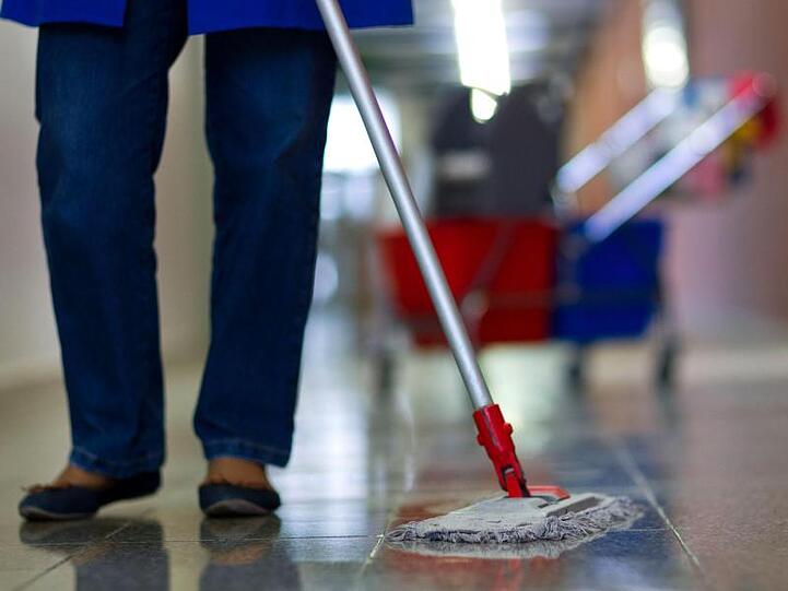 Gebäudereiniger und viele andere Arbeitnehmer in Deutschland arbeiten oftmals auf Minijob-Basis. (Symbolbild)