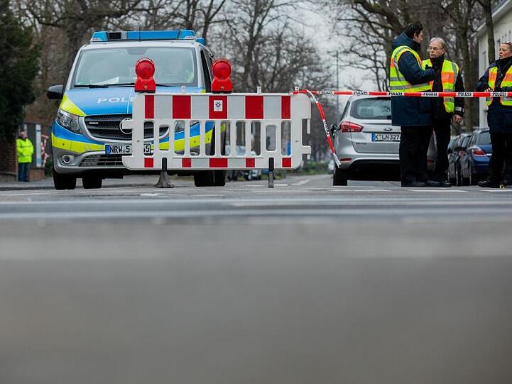 Polizisten sperren eine Straße vor dem Gelände der Kölner Universitätsklinik. In der Nähe war eine 500 Kilogramm schwere Fliegerbombe aus dem Zweiten Weltkrieg entdeckt worden.