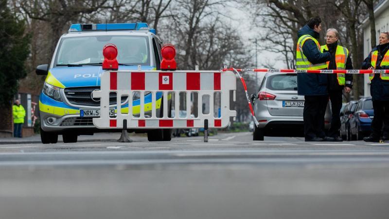 Polizisten sperren eine Straße vor dem Gelände der Kölner Universitätsklinik. In der Nähe war eine 500 Kilogramm schwere Fliegerbombe aus dem Zweiten Weltkrieg entdeckt worden. Polizisten sperren eine Straße vor dem Gelände der Kölner Universitätsklinik. In der Nähe war eine 500 Kilogramm schwere Fliegerbombe aus dem Zweiten Weltkrieg entdeckt worden.