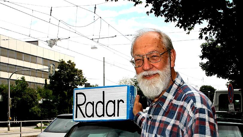 Warnte mit seinem Pappschild Autofahrer vor einer mobilen Blitzanlage: Manfred Eder Warnte mit seinem Pappschild Autofahrer vor einer mobilen Blitzanlage: Manfred Eder