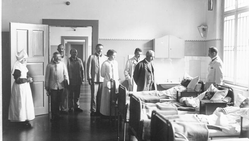 Auf Visite: Der Psychiater Emil Kraepelin gilt als einer der Begründer der wissenschaftlichen Psychiatrie. Er war der erste Klinikdirektor der königlich-psychiatrischen Klinik, welche 1904 in München eröffnet wurde. Das Bild ist um 1907 entstanden. Auf Visite: Der Psychiater Emil Kraepelin gilt als einer der Begründer der wissenschaftlichen Psychiatrie. Er war der erste Klinikdirektor der königlich-psychiatrischen Klinik, welche 1904 in München eröffnet wurde. Das Bild ist um 1907 entstanden.