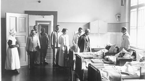 Auf Visite: Der Psychiater Emil Kraepelin gilt als einer der Begründer der wissenschaftlichen Psychiatrie. Er war der erste Klinikdirektor der königlich-psychiatrischen Klinik, welche 1904 in München eröffnet wurde. Das Bild ist um 1907 entstanden.