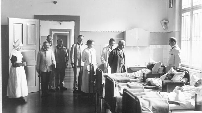 Auf Visite: Der Psychiater Emil Kraepelin gilt als einer der Begründer der wissenschaftlichen Psychiatrie. Er war der erste Klinikdirektor der königlich-psychiatrischen Klinik, welche 1904 in München eröffnet wurde. Das Bild ist um 1907 entstanden.