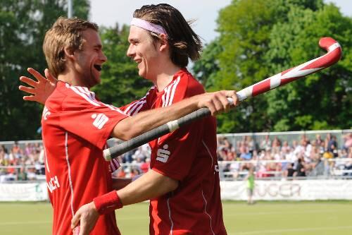 Hoffen auf möglichst viel Einsatz-Zeiten: Die &bdquo;Siedler&ldquo; Florian Woesch und Christopher Wesley (rechts) wollen auch im Nationaltrikot gemeinsam jubeln.
