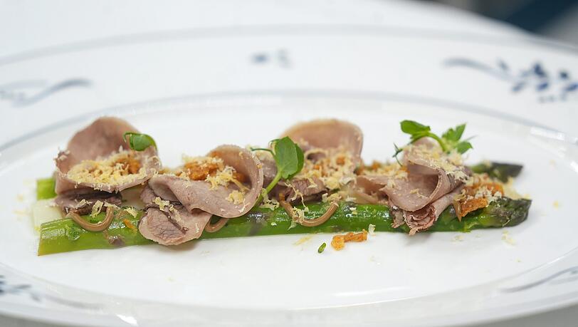 Erster Gang: Gekochte Rinderzunge auf mariniertem Spargel mit fermentiertem Knoblauch und Zitrone