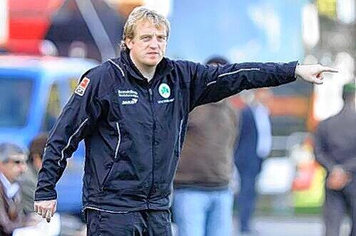 Will seinem Kumpel, FCK-Trainer  Marco Kurz, beim Gastspiel in Ronhof das Leben so schwer wie möglich machen: Kleeblatt-Coach Mike Büskens.