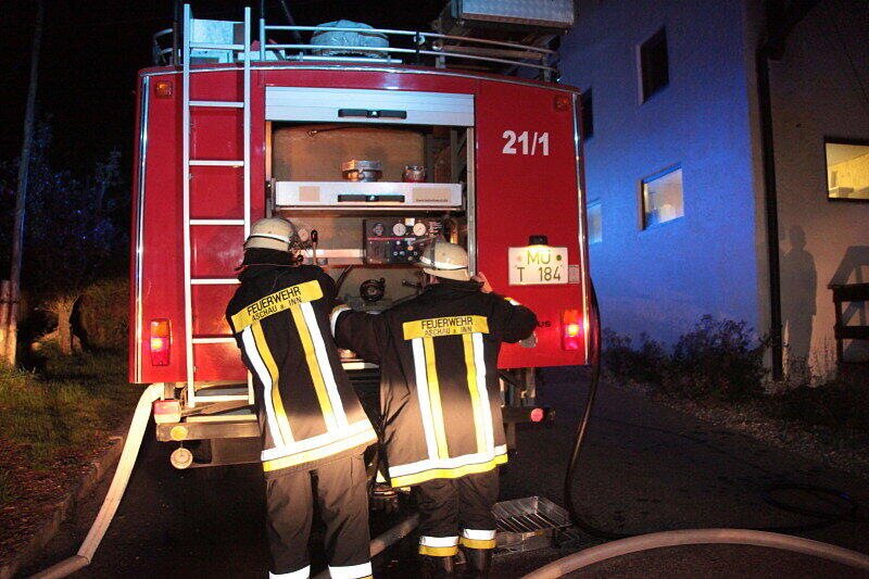 Völlig ausgebrannt: In Tötenberg bei Aschau stand ein Klein-Lkw in Flammen. Als die Feuerwehren beim Fahrzeug eintrafen, stand es bereits voll in Brand. Die Ursache des Feuers war zum Montagmorgen noch unbekannt.