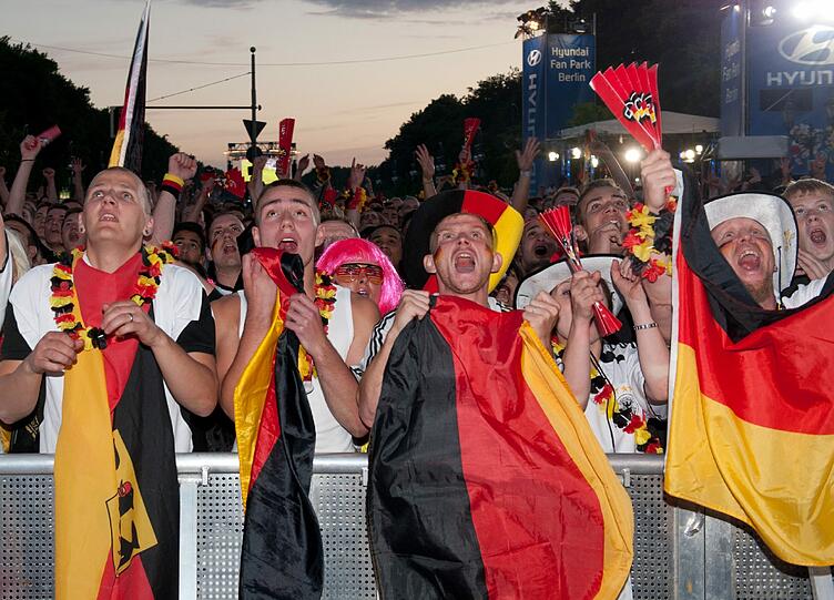 Fahnen, Masken, gute Laune: Hier feiern die Fans mit ihrer deutschen Elf den 4:2-Sieg gegen Griechenland! Die besten Bilder vom Public Viewing zum Durchklicken und Mitjubeln!