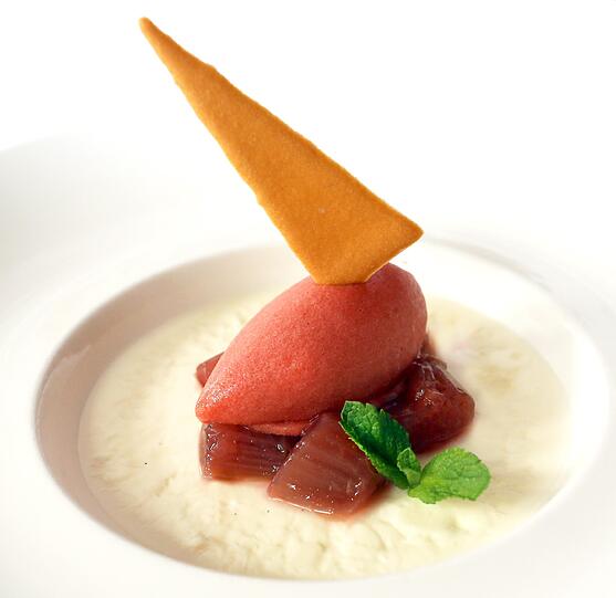 5. Gang: Panna Cotta mit Erdbeersorbet, Rhabarber und Purple Curry