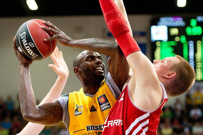Die Basketballer des FC Bayern beim Spiel in Ludwigsburg. Abseits des Parketts zanken sie mit der Liga.