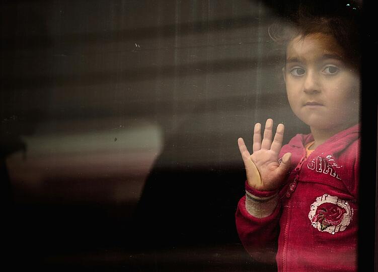 In den letzten Tagen sind hunderte Flüchtlingskinder wie dieses Mädchen in München angekommen. Viele von ihnen sind traumatisiert.