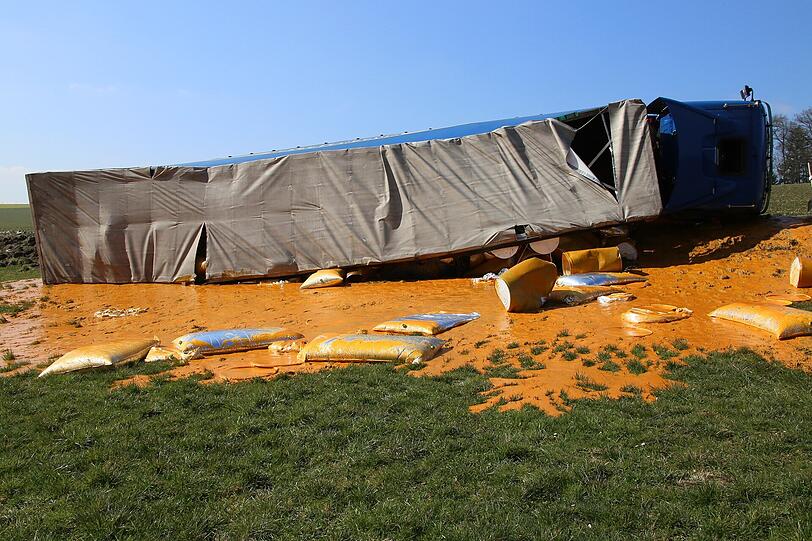Kontrastreich: Die orangene Aprikosenpampe ergoss sich über die grüne Wiese. Die Bilder vom Bergungseinsatz.