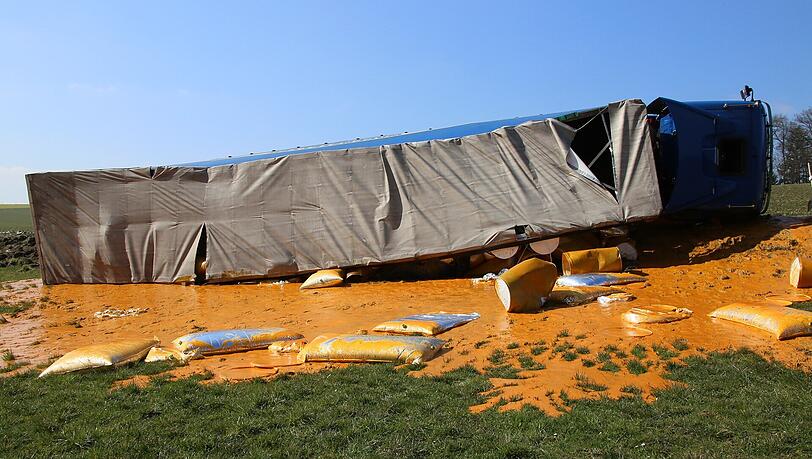 Kontrastreich: Die orangene Aprikosenpampe ergoss sich über die grüne Wiese. Die Bilder vom Bergungseinsatz. Kontrastreich: Die orangene Aprikosenpampe ergoss sich über die grüne Wiese. Die Bilder vom Bergungseinsatz.