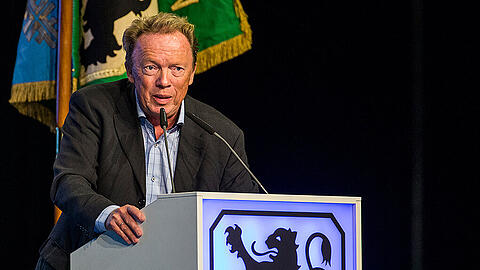 Eigentlich sollte es in diesem Jahr ruhiger ablaufen. Aber mit den Personalien Oliver Kreuzer und Thomas Eichin haben Präsident Peter Cassalette und der TSV 1860 München auch 2016 ihr Sommertheater.