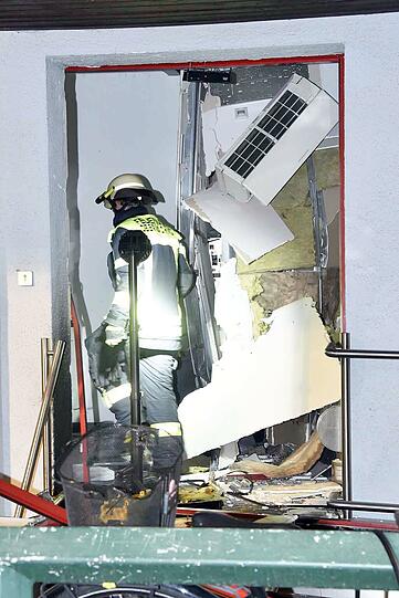 Die Täter sprengten den Geldautomat in die Luft. Schaden erlitt aber vor allem das Gebäude.