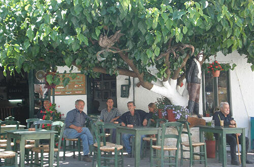 Taverne auf dem Dorfplatz von Anogia. Foto: Assmann