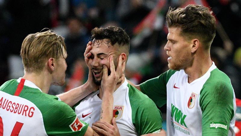 Augsburgs Fredrik Jensen (l) und Florian Niederlechner (r) freuen sich mit Torschütze Marco Richter über den Führungstreffer. Augsburgs Fredrik Jensen (l) und Florian Niederlechner (r) freuen sich mit Torschütze Marco Richter über den Führungstreffer.