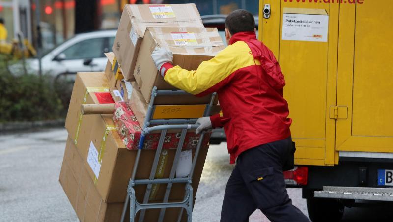 Ein Paketbote von DHL liefert Päckchen aus. Foto: Malte Christians/Archiv Ein Paketbote von DHL liefert Päckchen aus. Foto: Malte Christians/Archiv