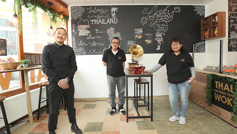 Der aktuelle Lokalleiter Thanawut Yunkratok (28) mit Koch Suchard Meevitdee und Köchin Kwanjai May im Thai Wok in der Altstadt.
